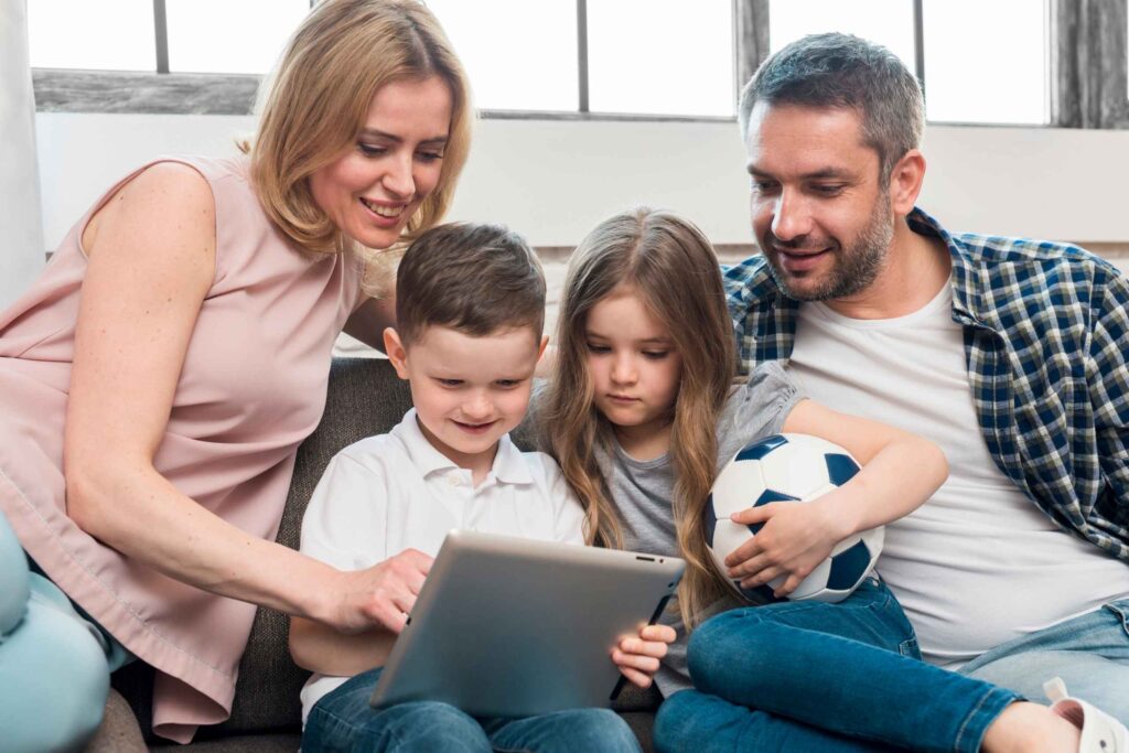 familia conviviendo con una tablet